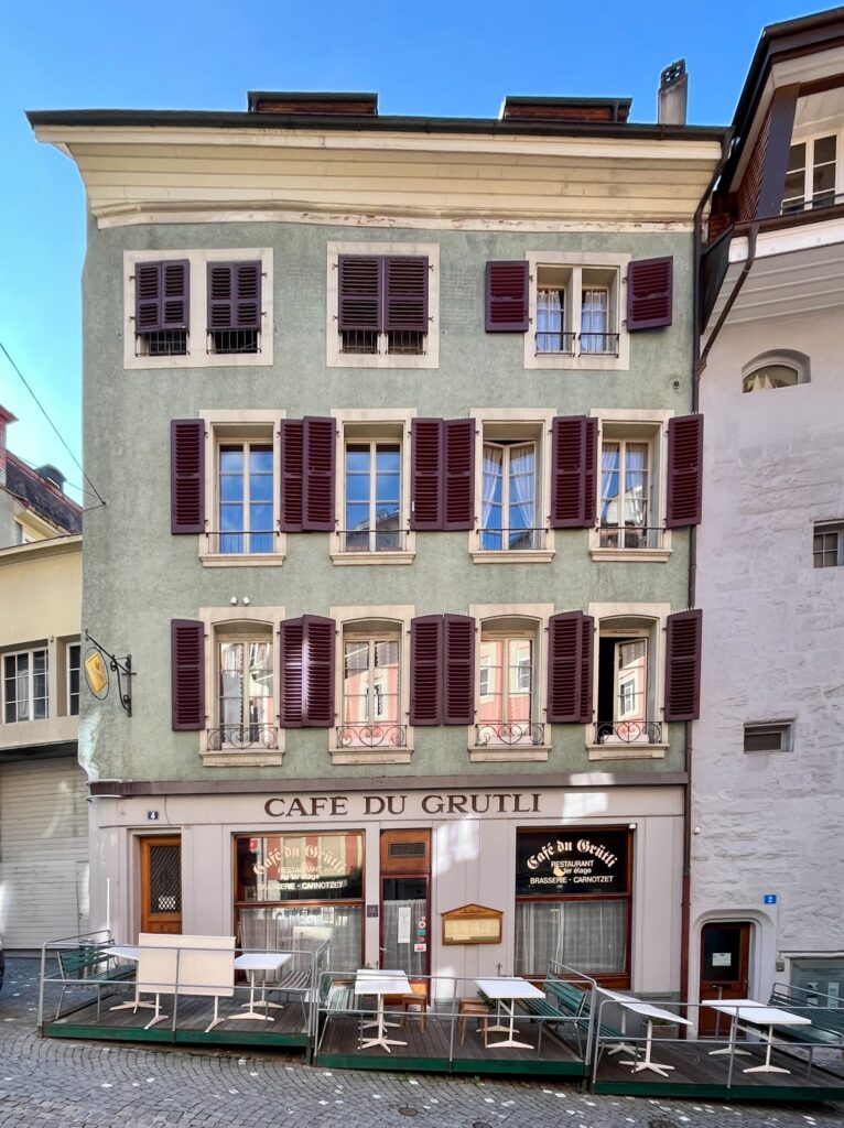 Façade du Café du Grütli à Lausanne, projet de rénovation et de mise en conformité par Atelier Moka